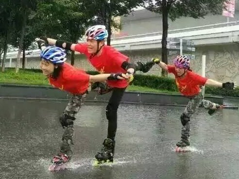 3 Nanjing senior skaters in the rain