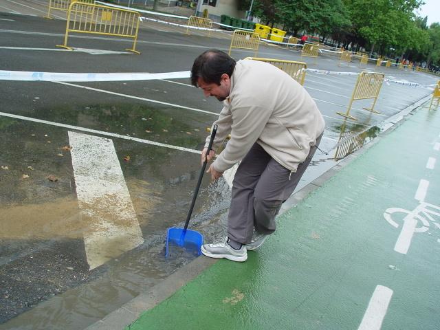 Wait with umbrella