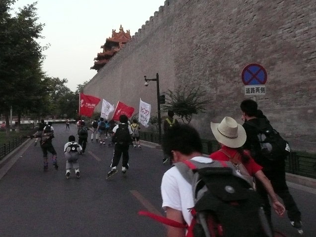 24skate 2012 Beijing: Skaters along wall